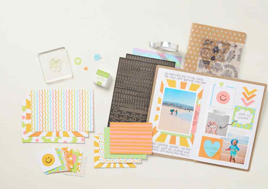 Basismaterialen voor scrapbooking voor beginners, zoals patroonpapier, kaartkarton, stempels, inkt, decoratie en een voorbeeld van een voltooide scrapbooklay-out.