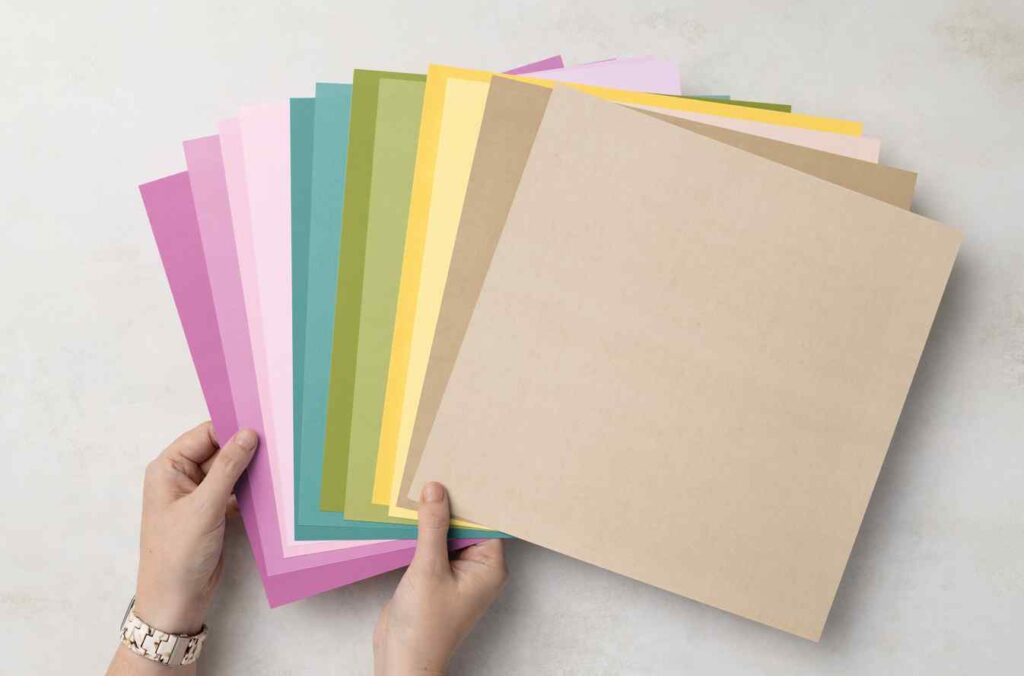 Assortiment 12x12 kaartkarton en scrapbookpapier in gecoördineerde kleuren, ideaal voor beginnende scrapbookpagina-achtergronden en layering.