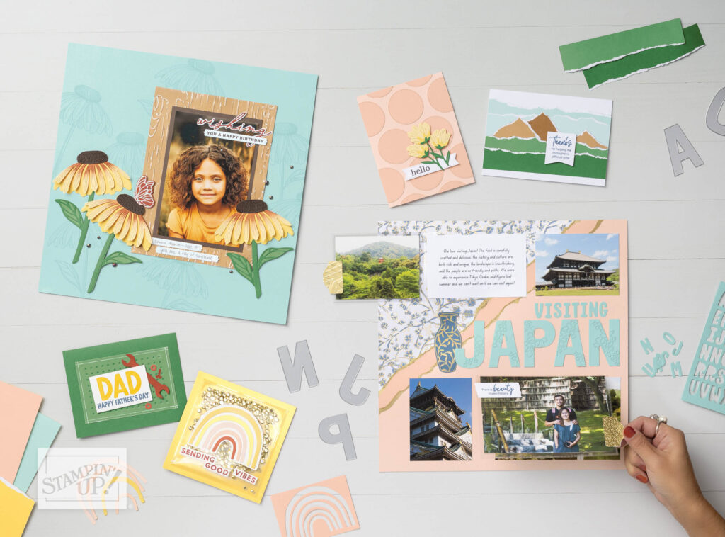 Gecoördineerde scrapbooking lay-outpagina's op een tafel die laten zien hoe een georganiseerd scrapbooking-systeem albums, decoratie en gereedschappen bij elkaar houdt.
