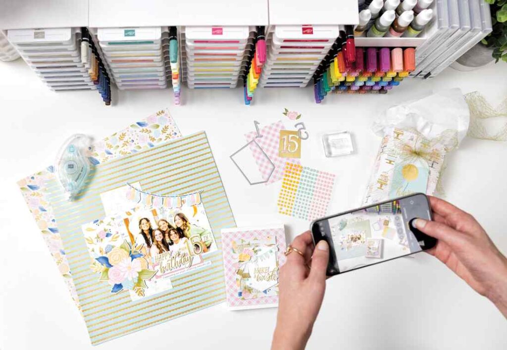 Stampin' Up! inktkussen en markeerstiften netjes gestapeld op een knutseltafel met een scrapbooking lay-out aan de gang, met platte inktkussen opslag voor zichtbaarheid en gemakkelijke toegang.