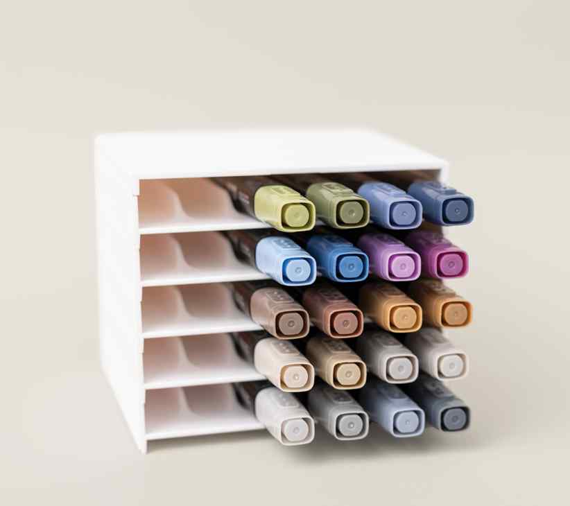 Compacte markeropberger die kleurgecoördineerde markers horizontaal opbergt, ideaal voor het organiseren van bureaulades in kleine scrapbooking-ruimtes.