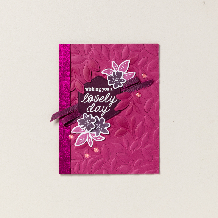Ajouter des ornements à une carte, c’est comme mettre une cerise sur un sundae de crème glacée — bien sûr, vous pourriez vous en passer, mais ce sont les petits éléments bonus qui font vraiment passer votre création. Ces accents floraux dorés et les points époxy de jardin sont féminins et amusants, et ajoutent une touche de profondeur et de fantaisie à vos créations. 