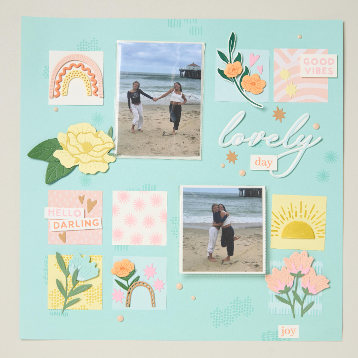 scrapbook layout "Lovely Day" met blauwe achtergrond en foto's op het strand