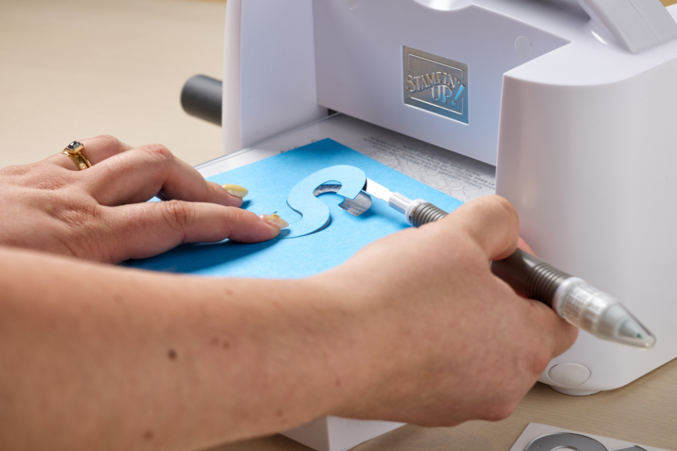 Une machine à découper découpe les formes, ce qui vous évite de le faire à la main.