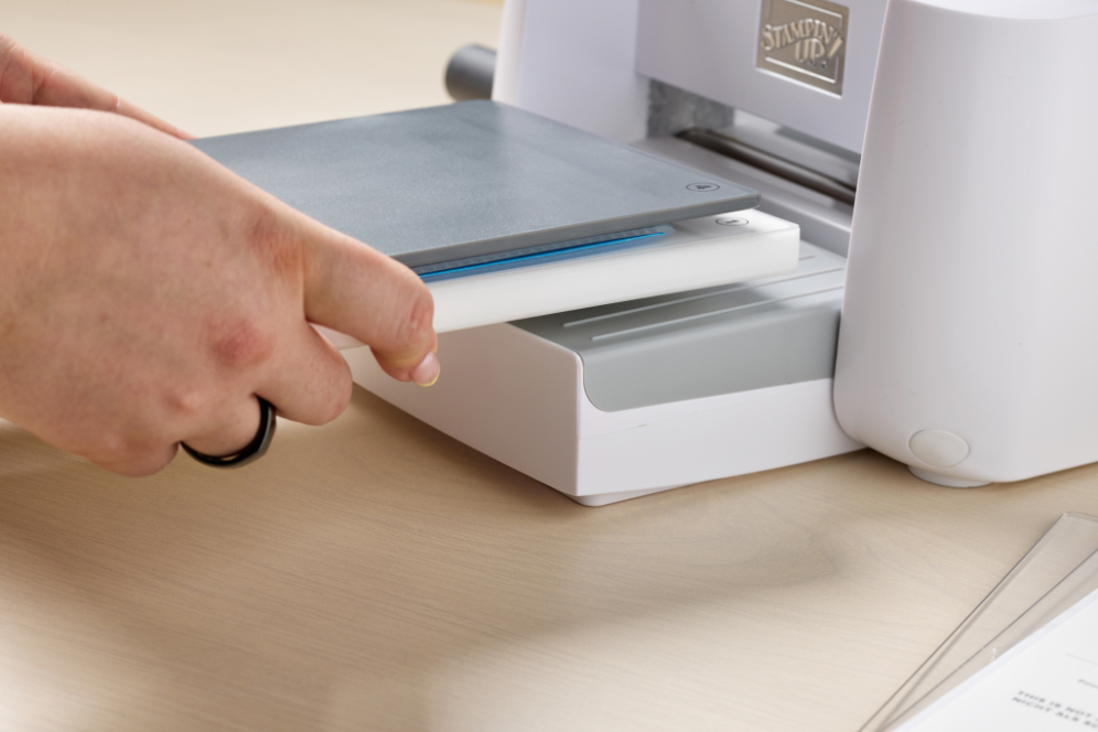 Un sandwich est la pile de plaques, de poinçons et de papier que vous introduisez dans la machine.