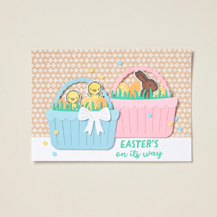 Papier mit Frühlingsmustern für die Kartengestaltung ist ein absolut unverzichtbares Bastelmaterial für Ostern. Einer unserer Favoriten ist ein Set aus Designerpapier mit traditionellen Mustern wie Karos und Blumen. 