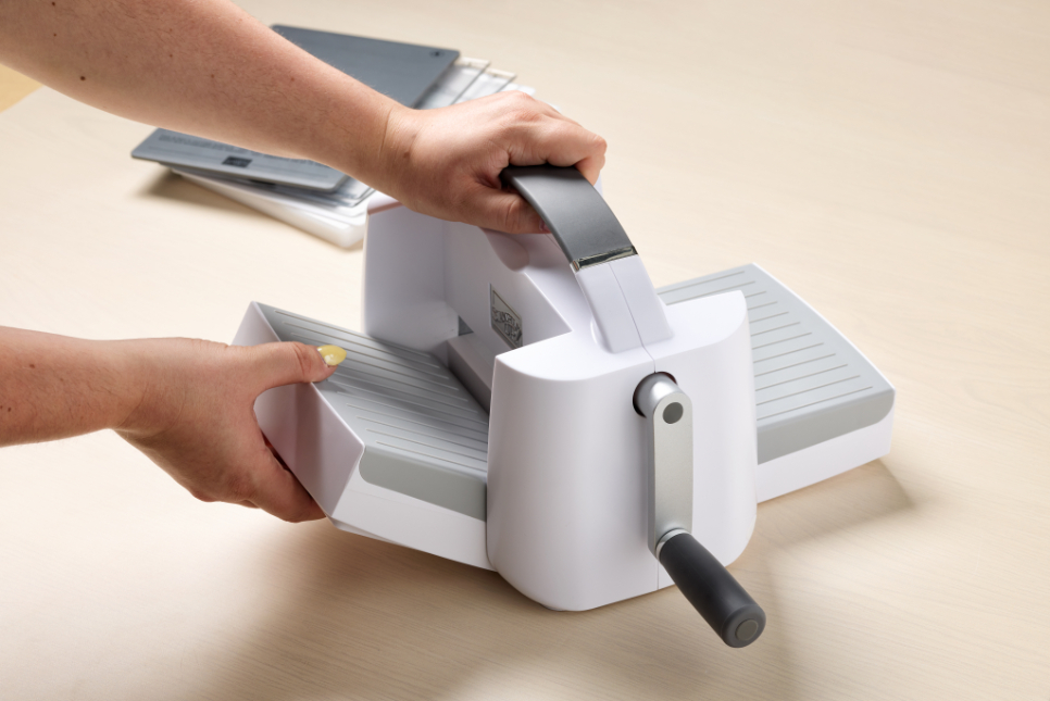 il suffit de replier les plateformes pour ranger votre machine à découper