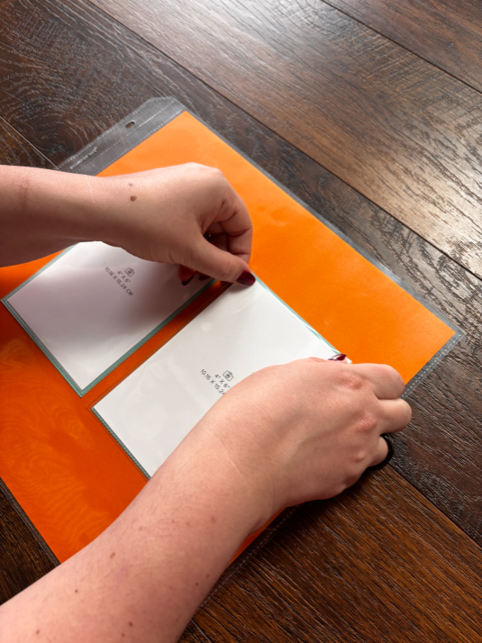 Verwijder de kleefstrip en vouw het kleeflipje achter de Flip Flap terug.