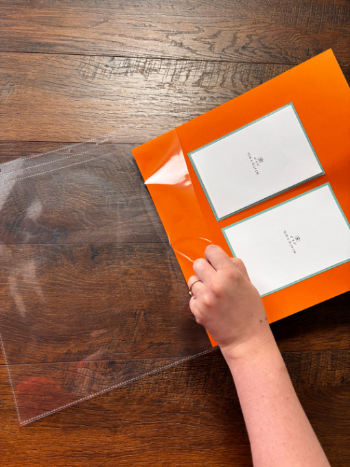 Gebruik een van de twee Flip Flap-technieken om je scrapbookpagina te verfraaien.