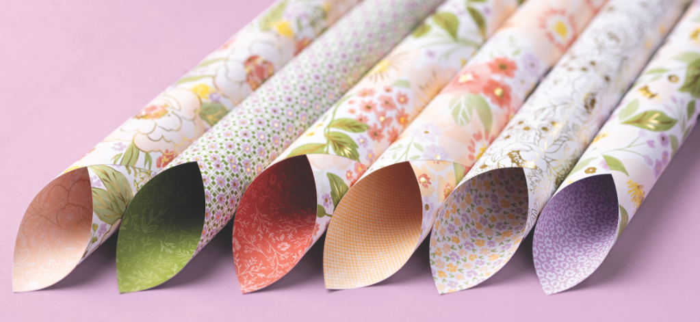 Omdat papier de toon kan zetten voor al je papierkunst projecten, is het kiezen van de juiste patronen en kleuren voor het maken van lentekaarten een must! Begin met kaartkarton voor de basis van kaarten en voeg dan deze heldere en mooie bloemen toe om je lente persoonlijkheid te laten knallen op de pagina. 