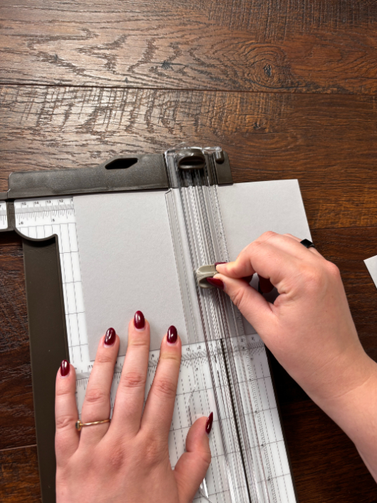 Pour vous assurer que tout fonctionne correctement, prenez du papier et utilisez la lame plus foncée pour couper et la lame plus claire pour marquer.