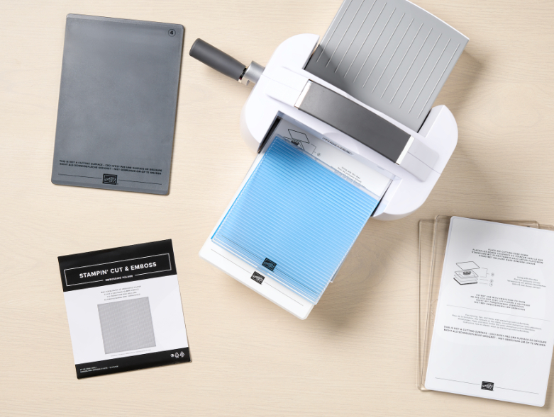 Met de Stampin' Cut & Embossingmachine kun je het papier van je keuze gebruiken en je eigen stansfiguren en structuurpapier maken om je ontwerpen te verbeteren.