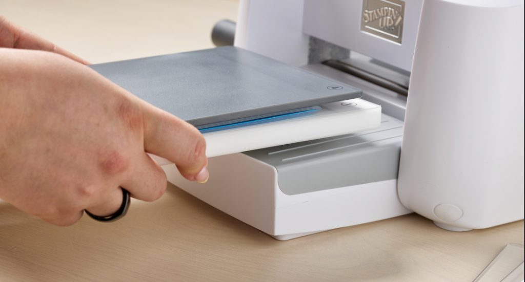 Un sandwich de plioir à gaufrage standard utilise un plioir à gaufrage standard. Cette plieuse est conçue pour créer des impressions nettes sur le papier de votre choix. 