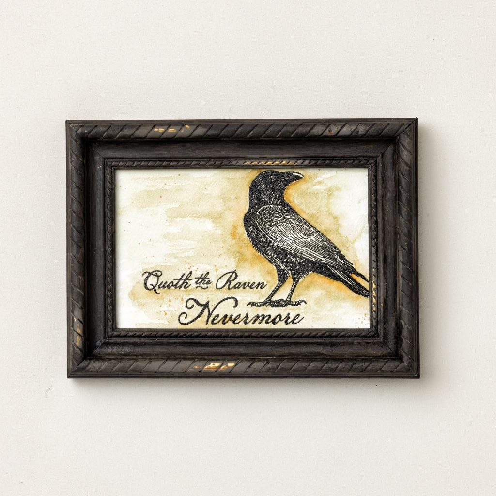 Œuvre d'art encadrée sur le thème d'Halloween, représentant un corbeau et la citation « Quoth the Raven Nevermore », réalisée à partir de papier cartonné estampé.