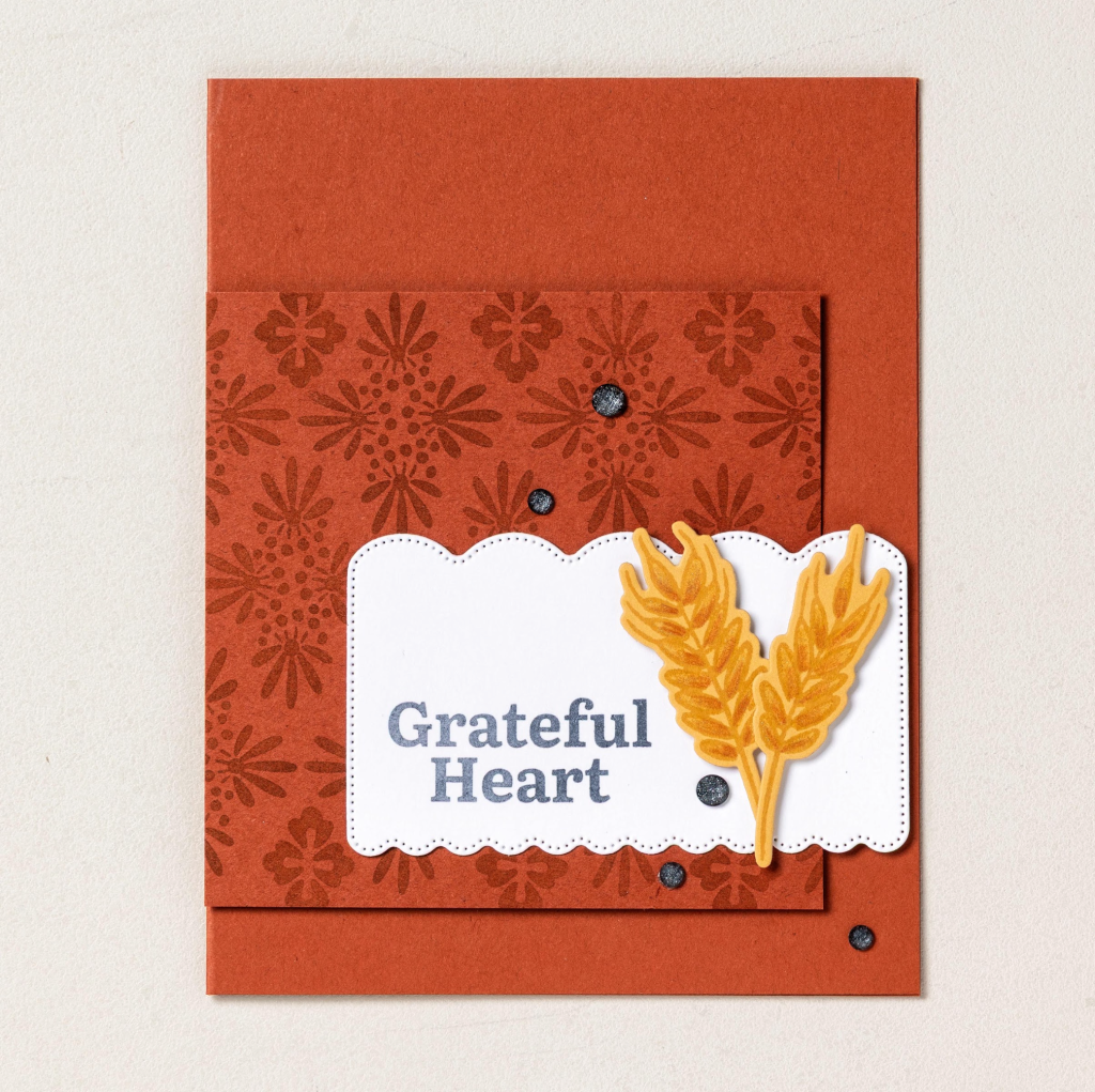 Handgemaakte herfstkaart met een dankbaar motief, voorzien van goudkleurige tarwe, roestkleurig papier en de tekst ‘Grateful Heart’.