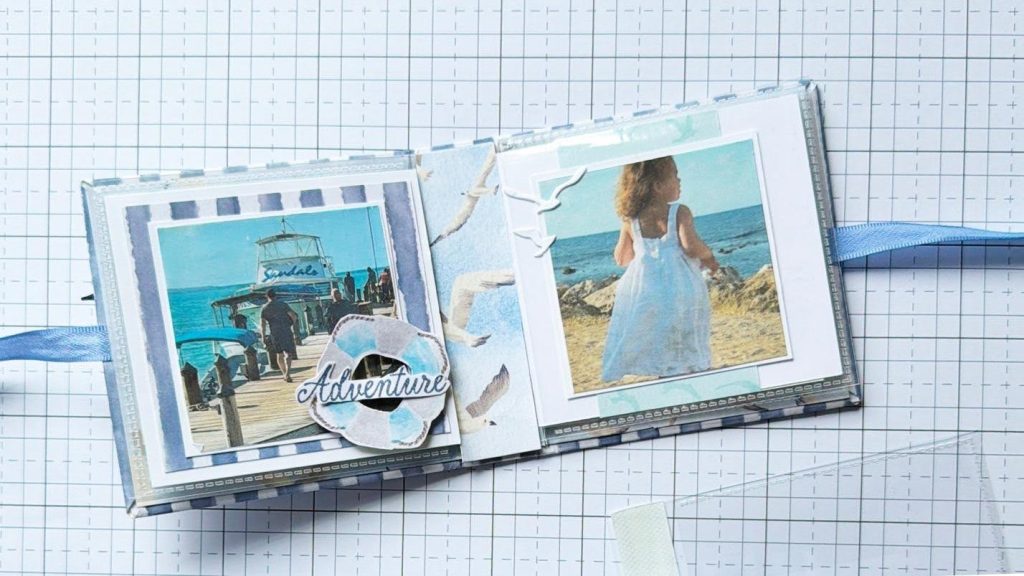 Ouvrez un mini album de voyage affichant des photos de vacances dans une mise en page de scrapbooking sur le thème de la plage.