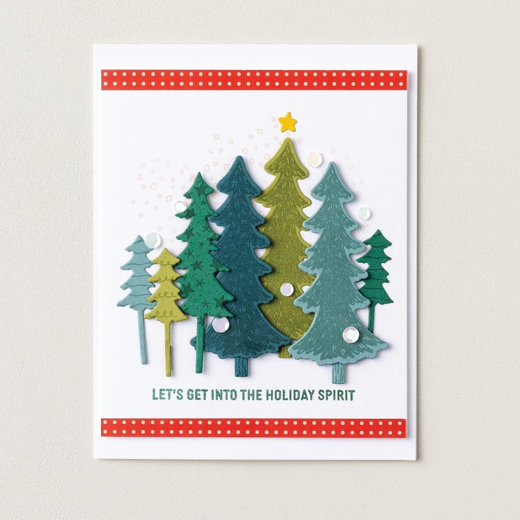 Carte blanche ornée d'arbres verts et bleu sarcelle superposés, de paillettes, d'une étoile jaune, de bordures à pois rouges et de l'inscription « LET’S GET INTO THE HOLIDAY SPIRIT ».