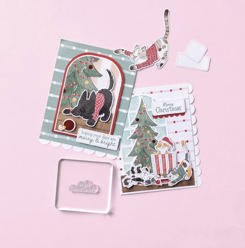Deux cartes de Noël présentent des chats et un chien à côté d’arbres décorés, avec des pièces décoratives lâches et un tampon d’inscription clair.