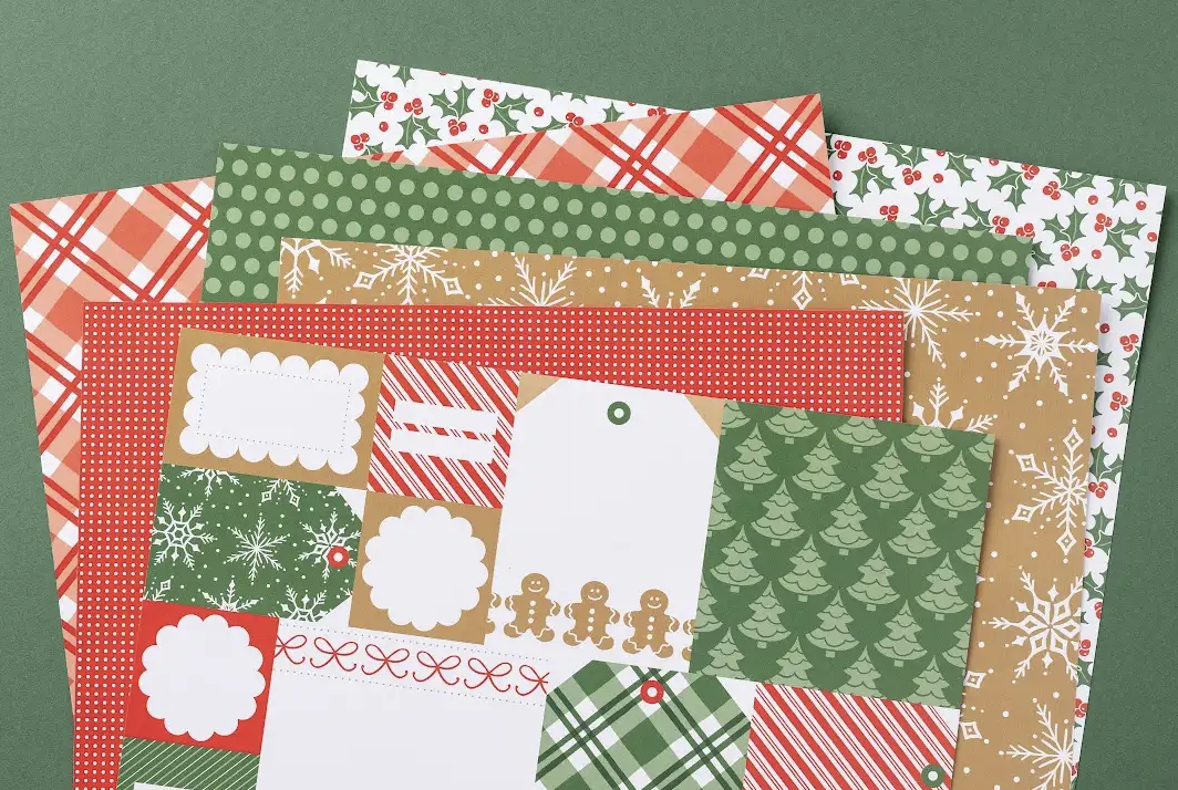 Assortiment de papiers à motifs de Noël dans les tons rouge, vert et or, avec des motifs à carreaux, de flocons de neige, de houx et de sapins de Noël.