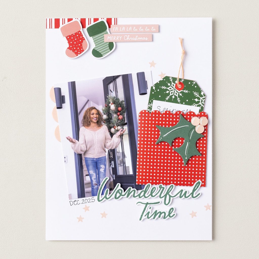 Mise en page d'album de scrapbooking de Noël comprenant une photo des fêtes, des chaussettes rouges et vertes, des décorations en houx et du papier à motifs