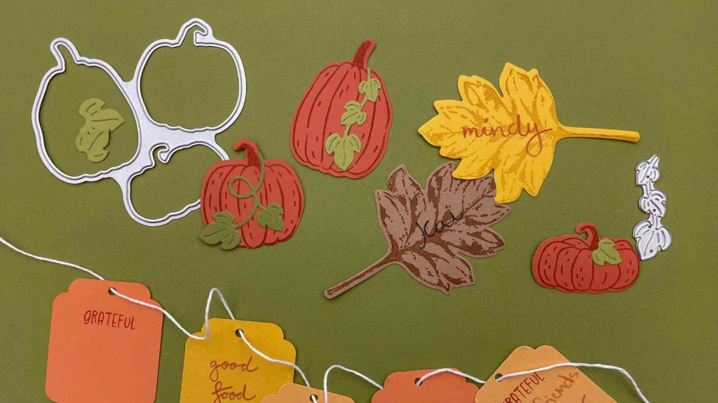 Créations en papier sur le thème de Thanksgiving, comprenant des citrouilles faites main, des feuilles d'automne personnalisées, des étiquettes de remerciement et des poinçons de découpe en métal assortis