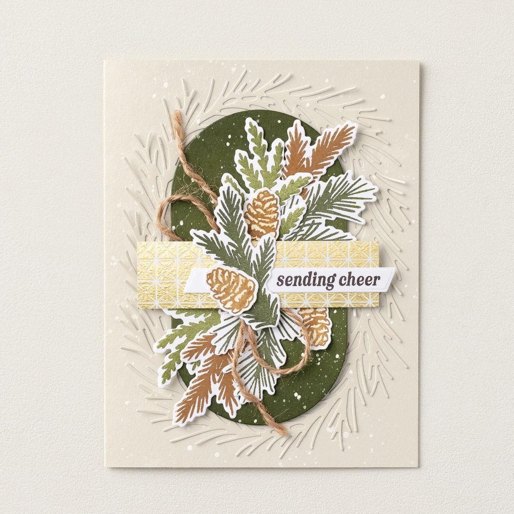 Carte crème avec des branches de conifères superposées, des pommes de pin, de la ficelle, un ovale vert foncé, du papier à motifs dorés, et une bannière « encourageant ».