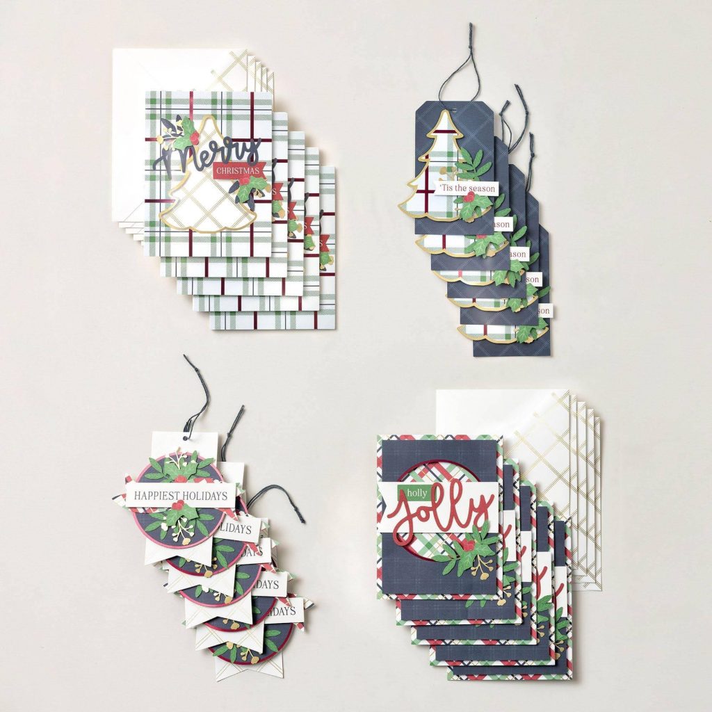 Quatre séries de cartes de Noël et d'étiquettes cadeaux faites main, ornées de sapins de Noël à carreaux, de verdure et de messages de Noël.