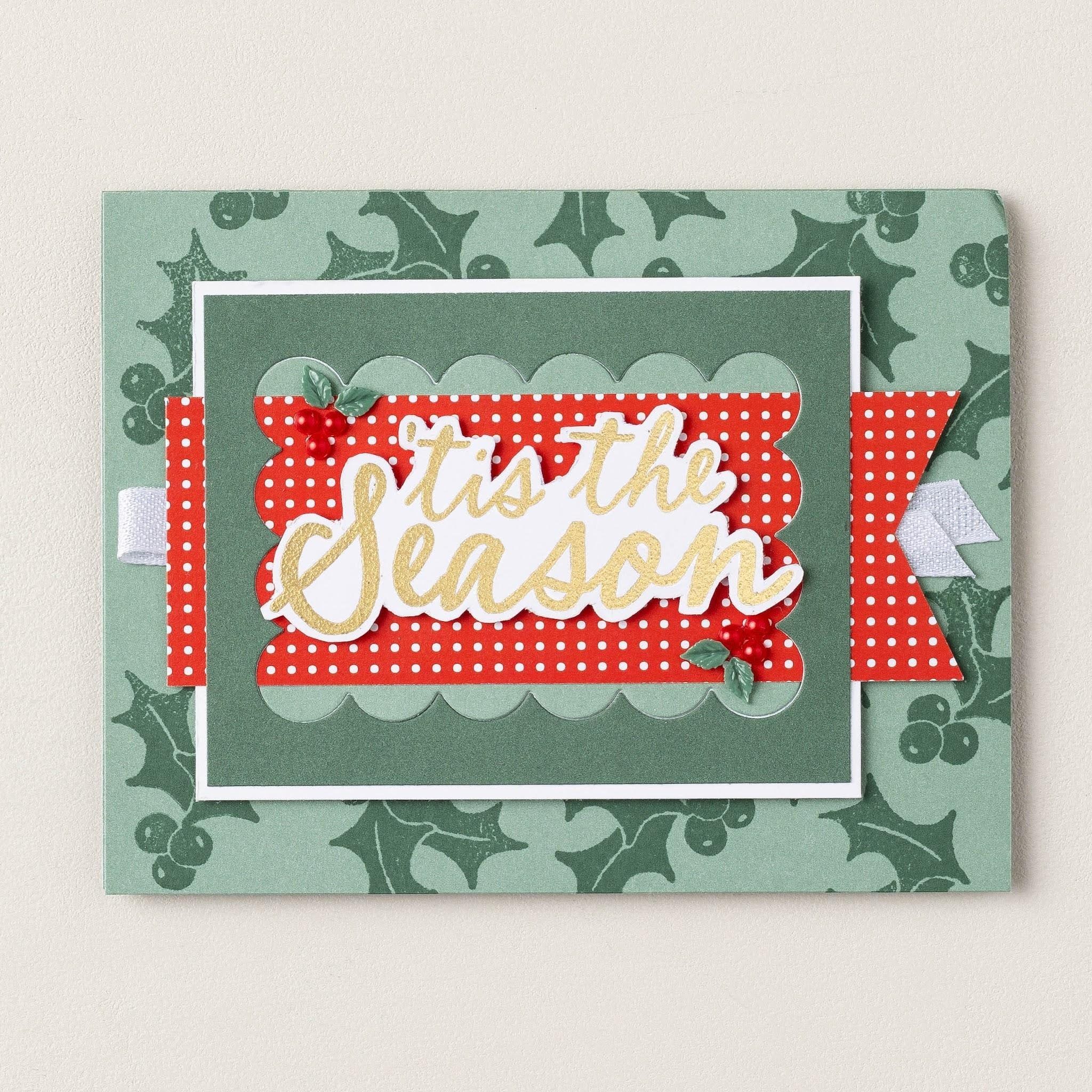 Carte verte à motif houx avec cadre festonné, bannière à pois rouges, accents de baies et lettres dorées « 'tis the Season ».