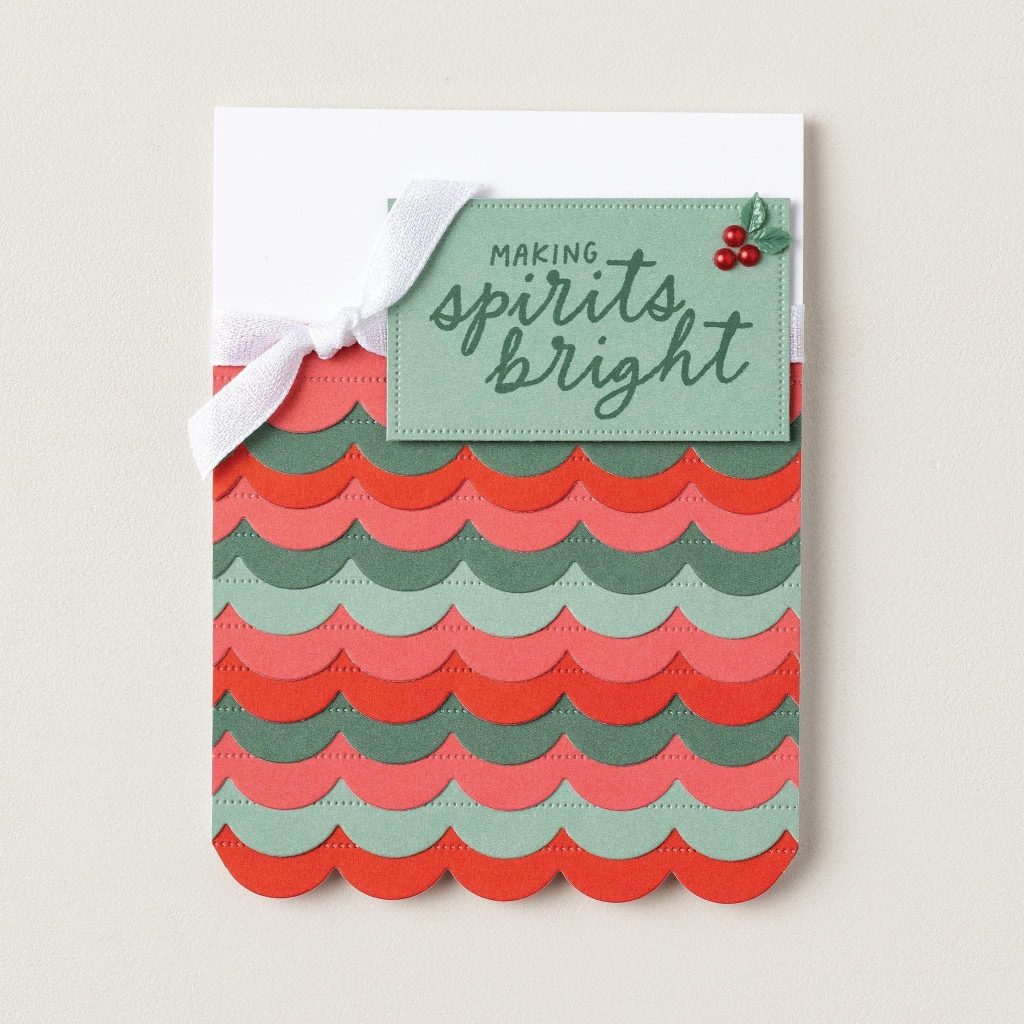Des cartes de Noël sur le thème de la souris et des emballages cadeaux décorés d’ustensiles sont posés à côté du fromage, du thé, de la ficelle festive et des accessoires de cuisine.